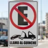 Cartel No estacionar llamo guinche