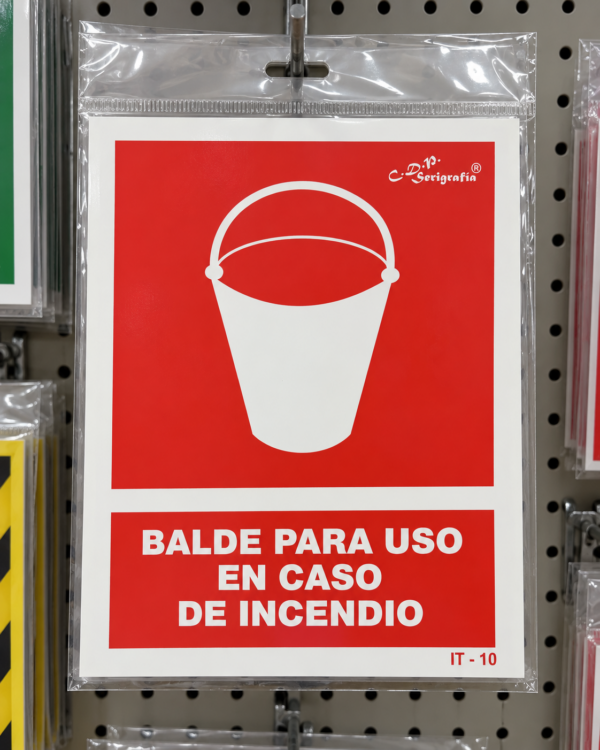 Balde para uso en caso de incendio